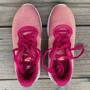 Nike Tanjun SE Fuchsia Running Women’s Shoes